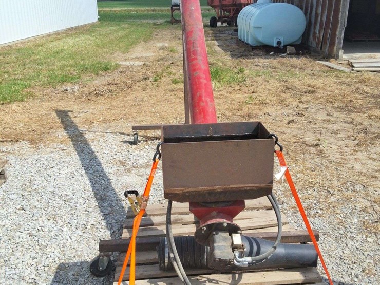 hyd.-6x14-e-z-trail-auger-on-stand-to-fill-pro-boxes-image-1