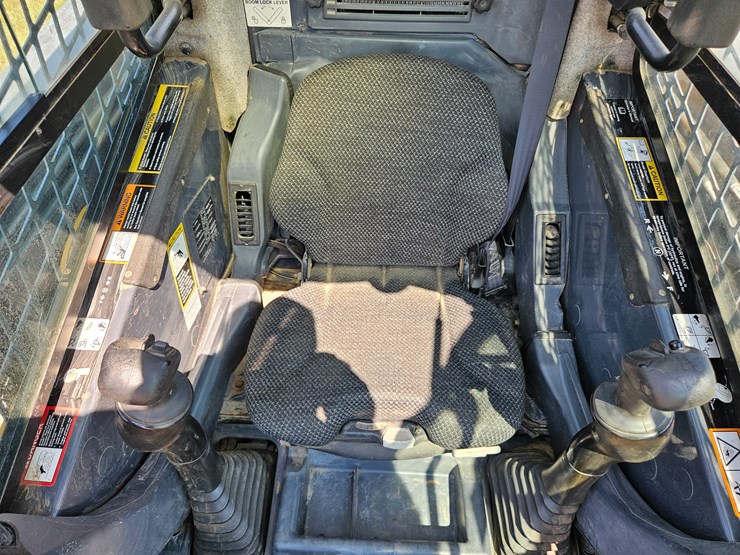 2010-deere-320d-image-29