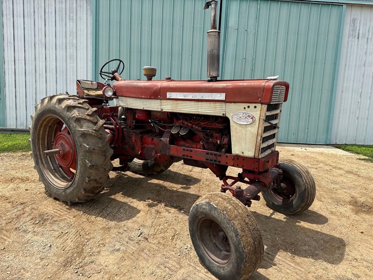 internationa-560-diesel-tractor-image-1