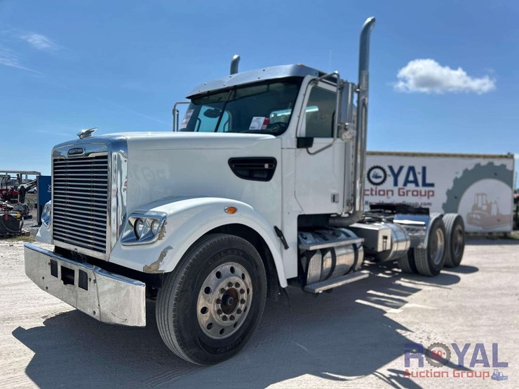 2015-freightliner-122sd-image-1
