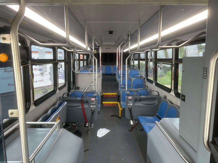 2014-gillig-low-floor-image-21
