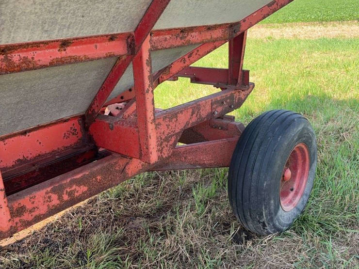 1974-heides-325-bushel-center-dump-gravity-wagon-image-7