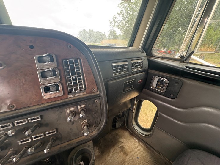 2005-peterbilt-379-image-84