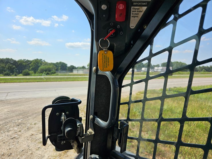 2010-deere-320d-image-33