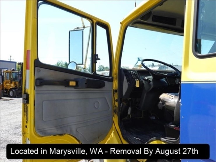 2001-freightliner-fl60-image-11