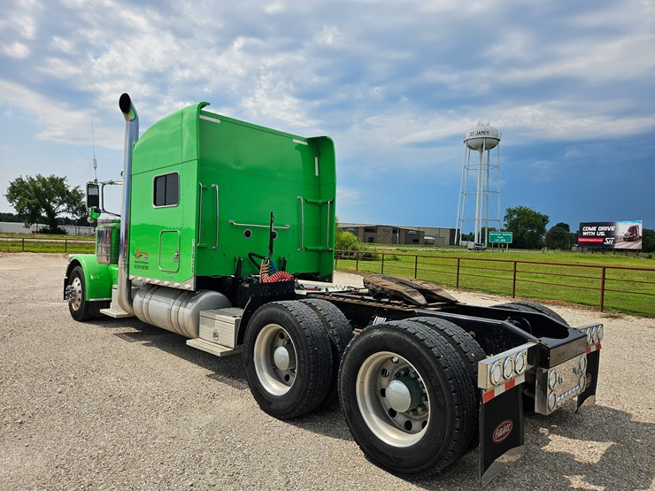 2015-peterbilt-389-image-16