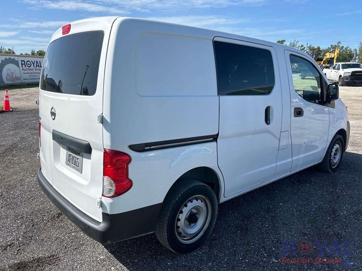 2016-nissan-nv200-image-3
