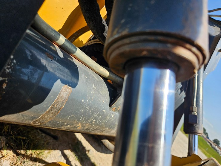 2010-deere-320d-image-65