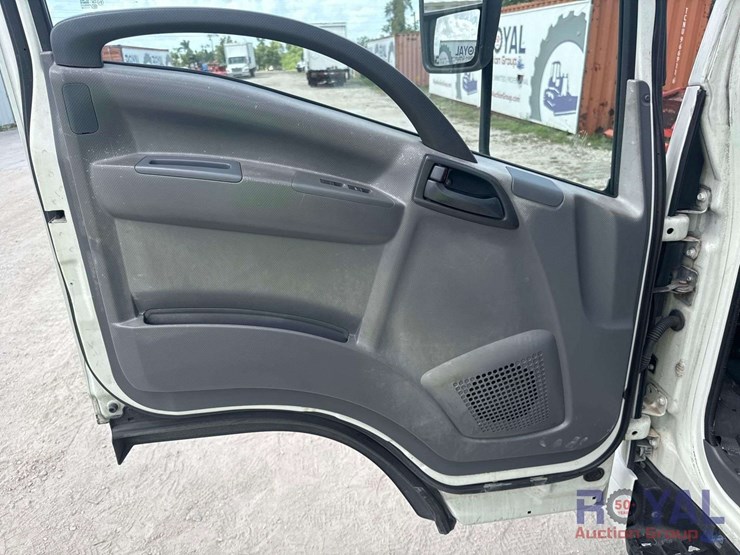 2016-isuzu-npr-image-13