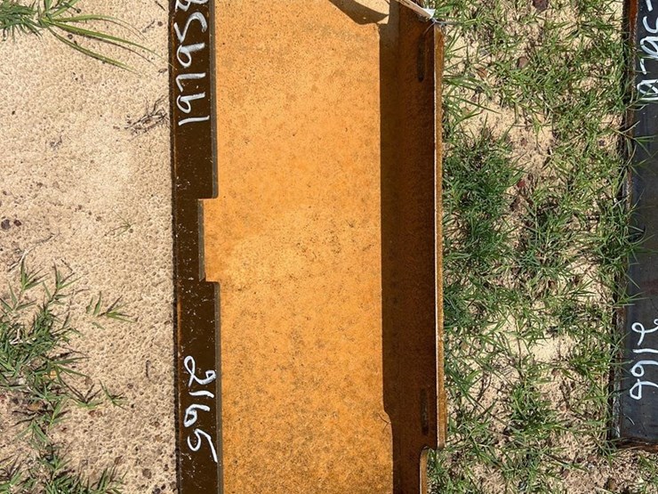 unused-future-mini-skid-steer-mounting-plate-image-1