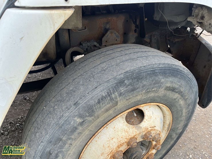 1999-freightliner-fl80-image-15
