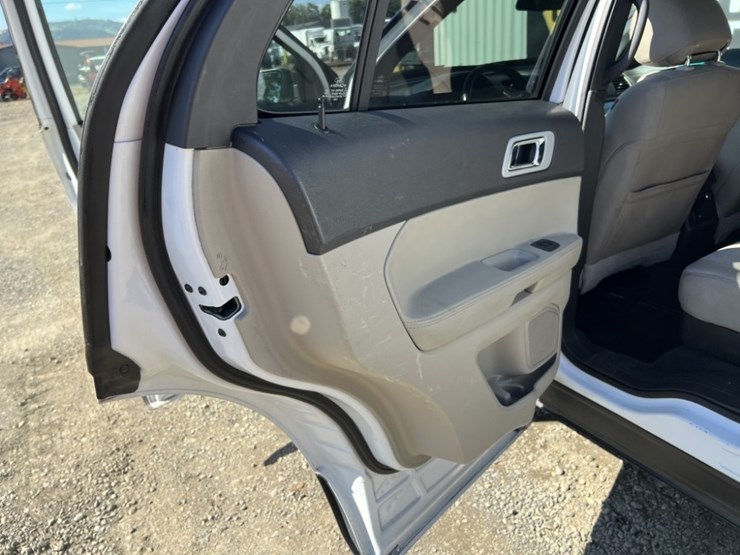 2014-ford-explorer-image-19