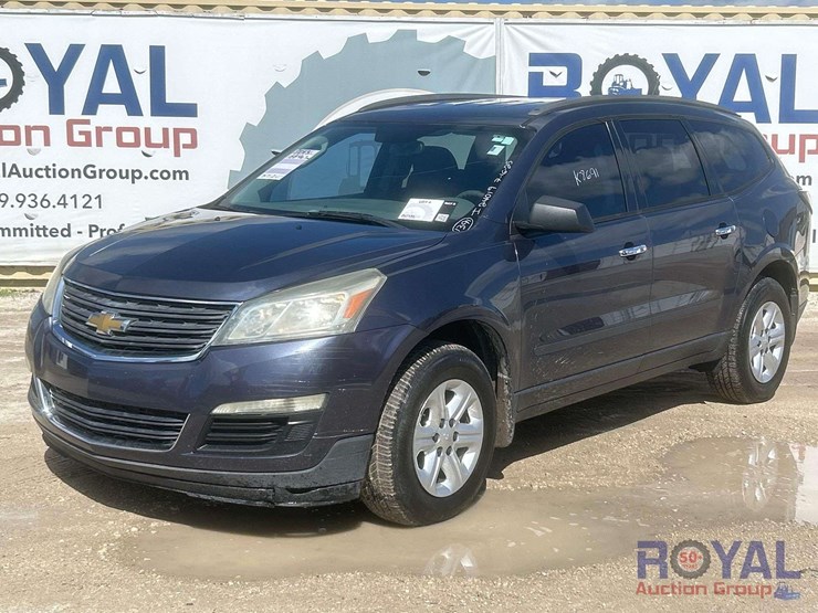 2013-chevrolet-traverse-ls-image-1