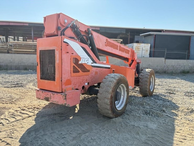2014-jlg-8042-image-3