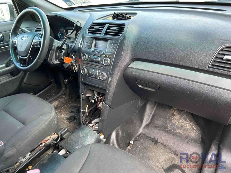 2016-ford-explorer-image-23