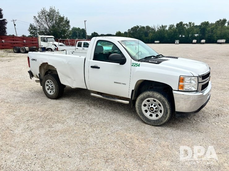 2013-chevrolet-3500hd-image-2