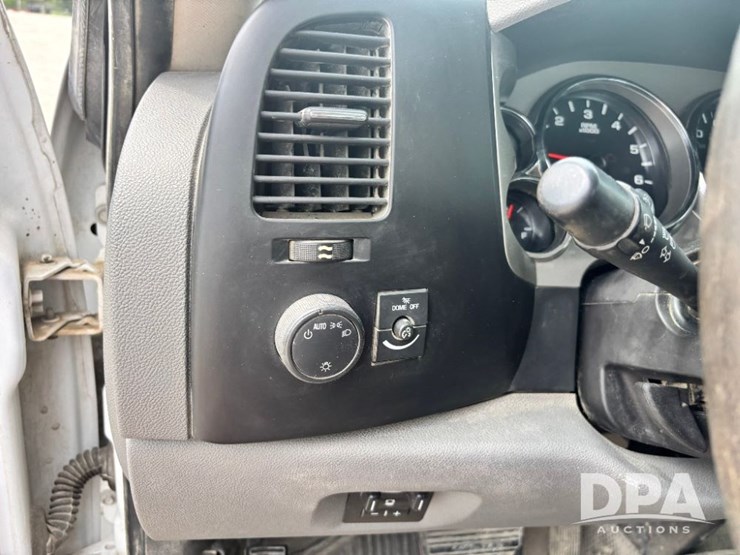 2013-chevrolet-3500hd-image-68