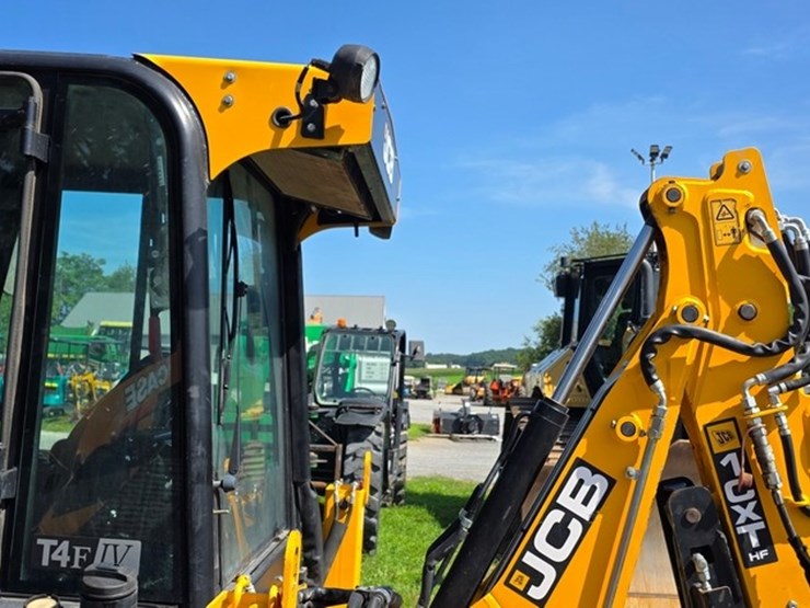 2021-jcb-1cxt-image-17