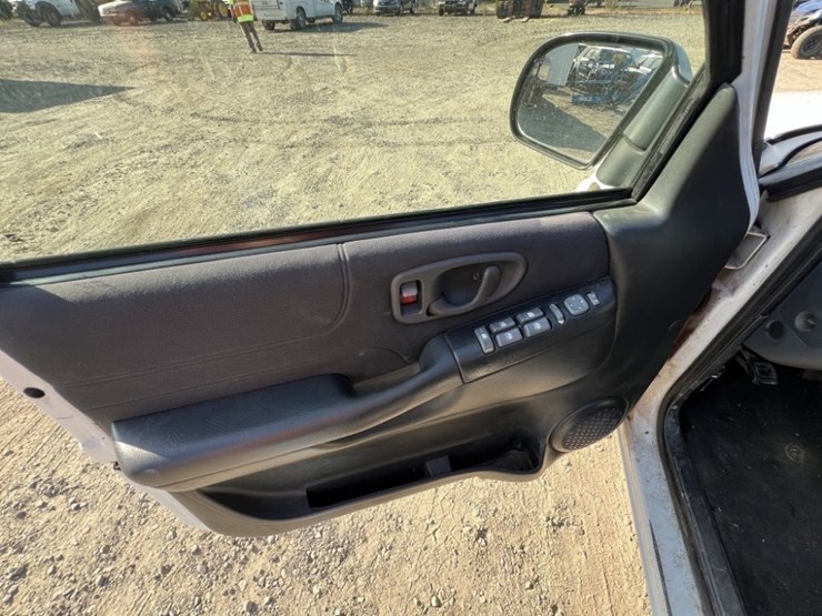 2004-chevrolet-blazer-image-27