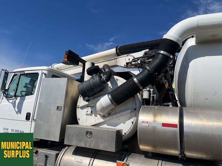 2000-freightliner-fl80-image-11
