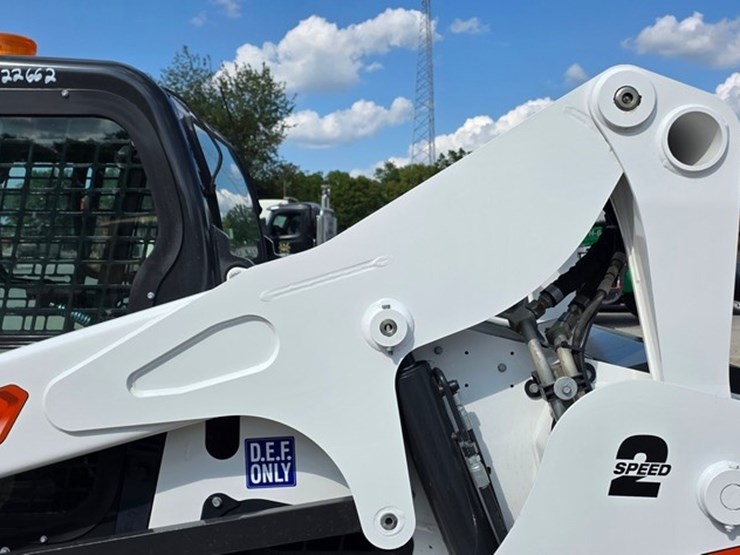 2023-bobcat-t770-image-26