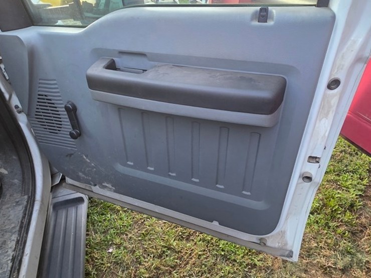 2010-ford-f550-image-48