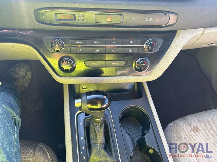 2015-kia-sedona-image-15