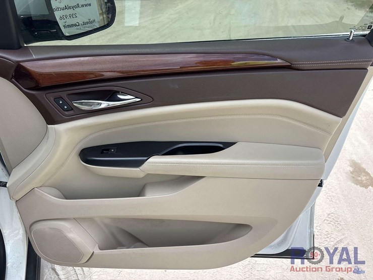 2013-cadillac-srx-image-28