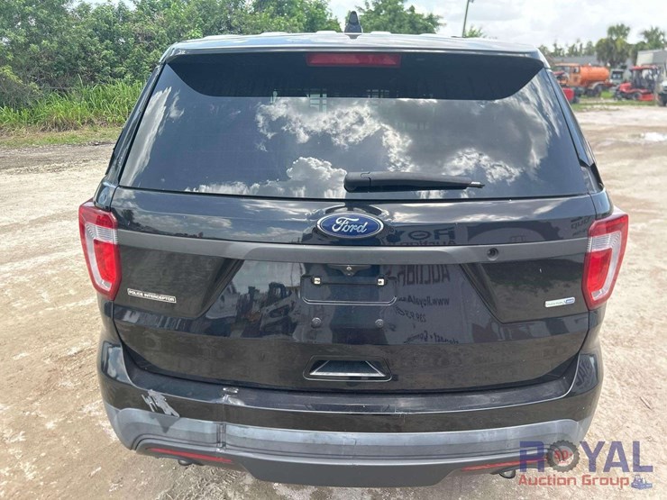 2016-ford-explorer-image-18