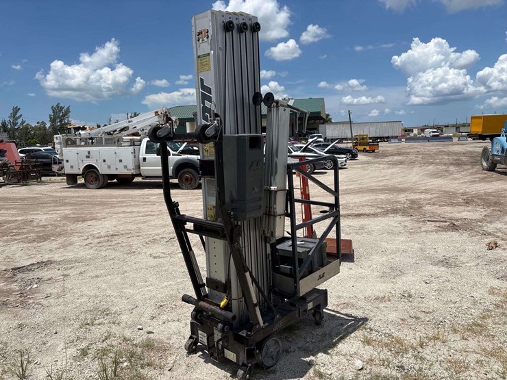 2007-jlg-41am-dc-electric-vertical-mast-lift-image-3