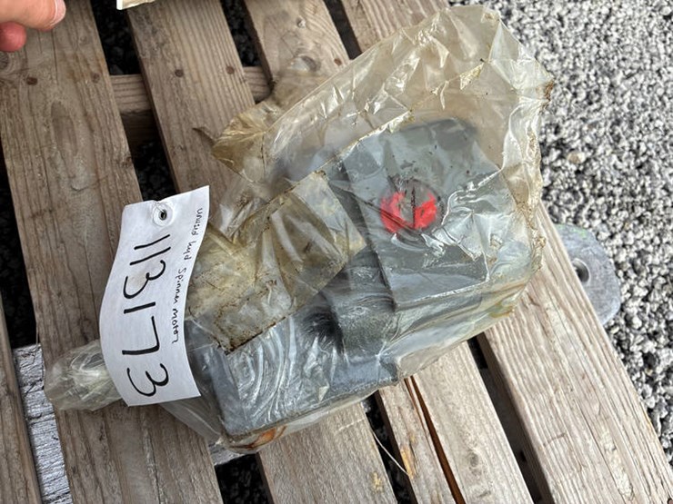 #113173-•-unused-hyd-spinner-motor-for-fert-spreader-image-1
