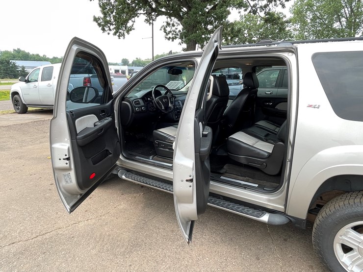 2008-chevrolet-suburban-image-52