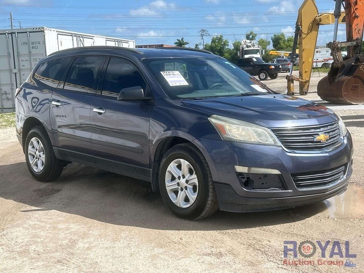 2013-chevrolet-traverse-ls-image-2