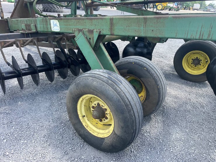 john-deere-235-image-19