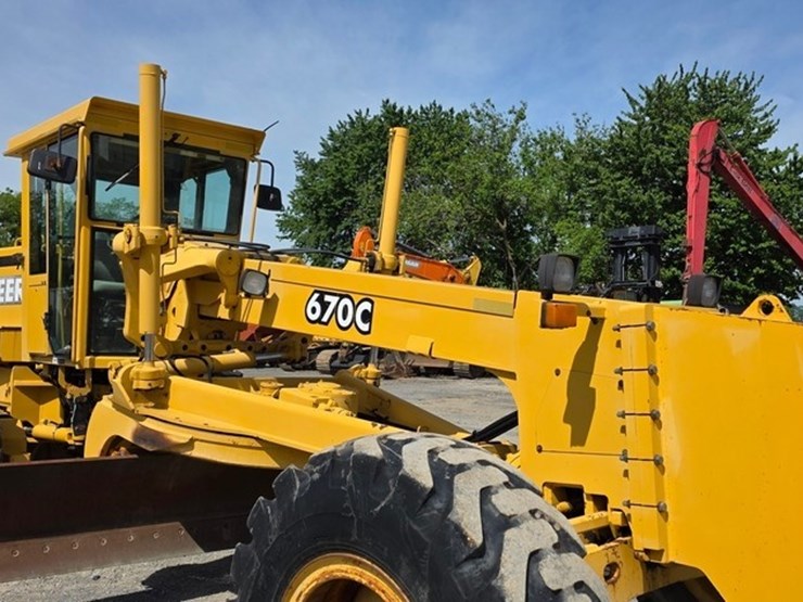 2001-deere-670c-image-45