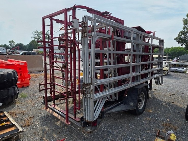 comfort-chute-h-series-hoof-trimming-trailer-image-4
