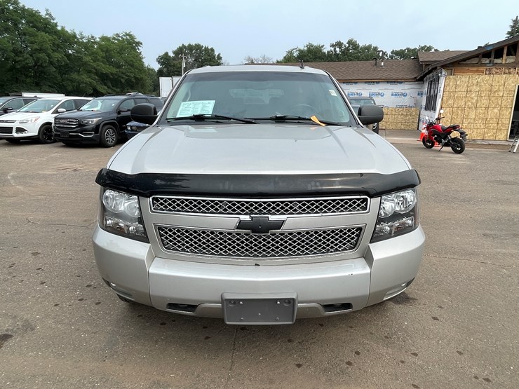 2008-chevrolet-suburban-image-2