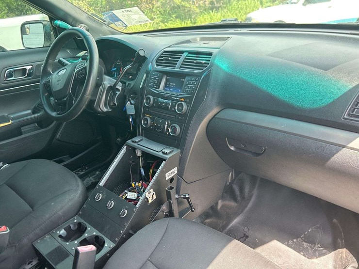 2016-ford-explorer-image-26