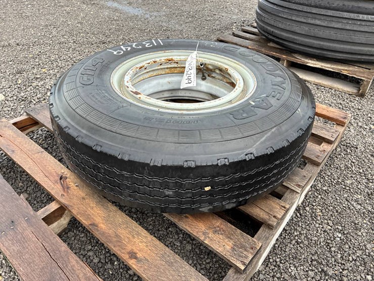 #113249-•-gy-10r17.5-tire-on-rim-image-2