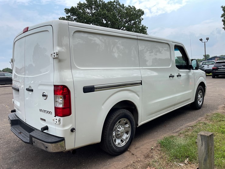 2013-nissan-nv2500-image-5