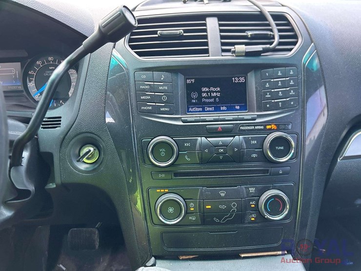 2016-ford-explorer-image-15
