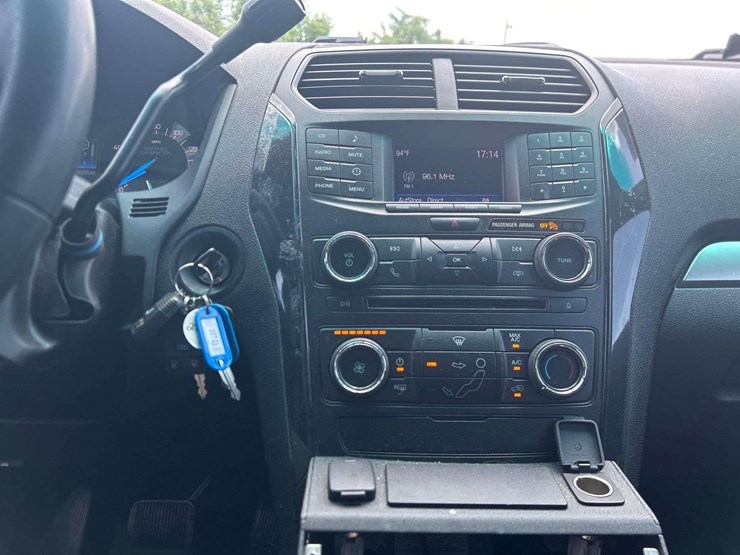 2016-ford-explorer-image-10