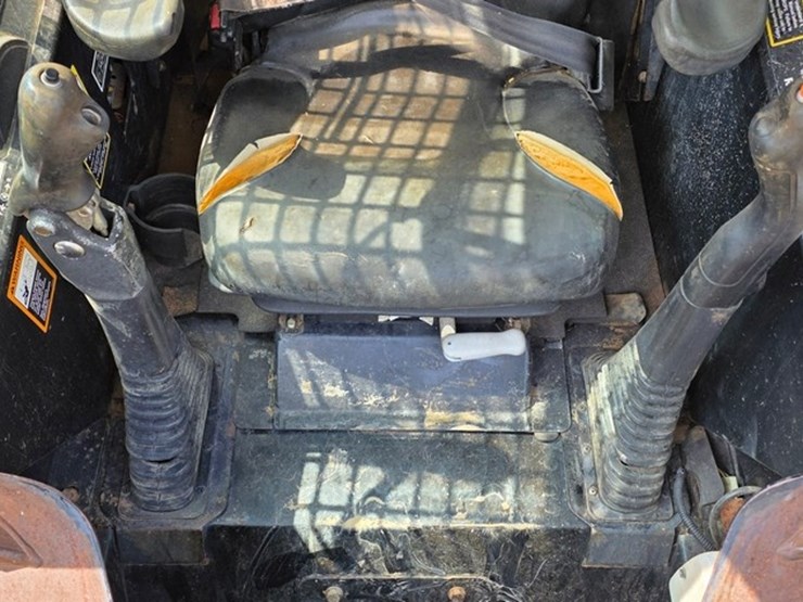 2007-deere-ct332-image-38