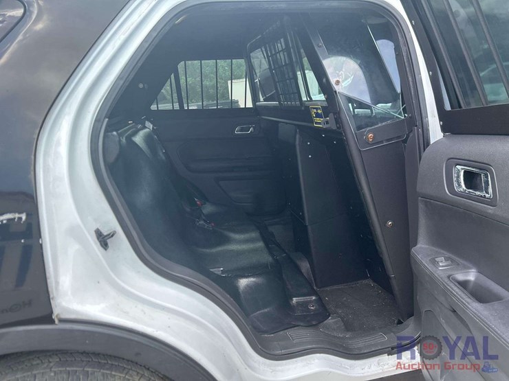 2015-ford-explorer-image-21