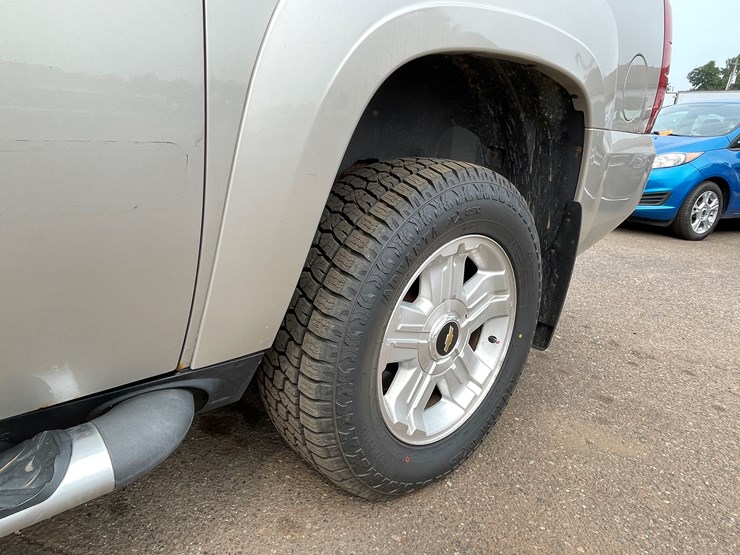 2008-chevrolet-suburban-image-24