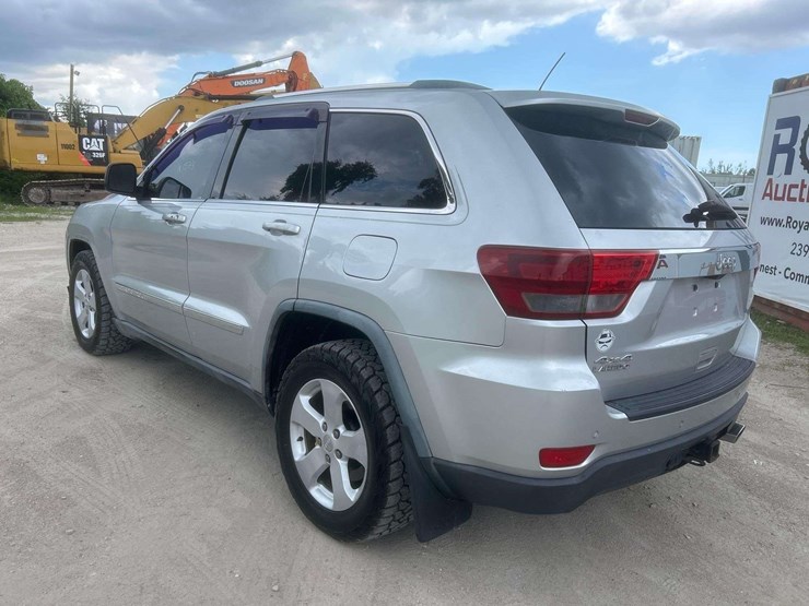 2011-jeep-grand-cherokee-laredo-image-4
