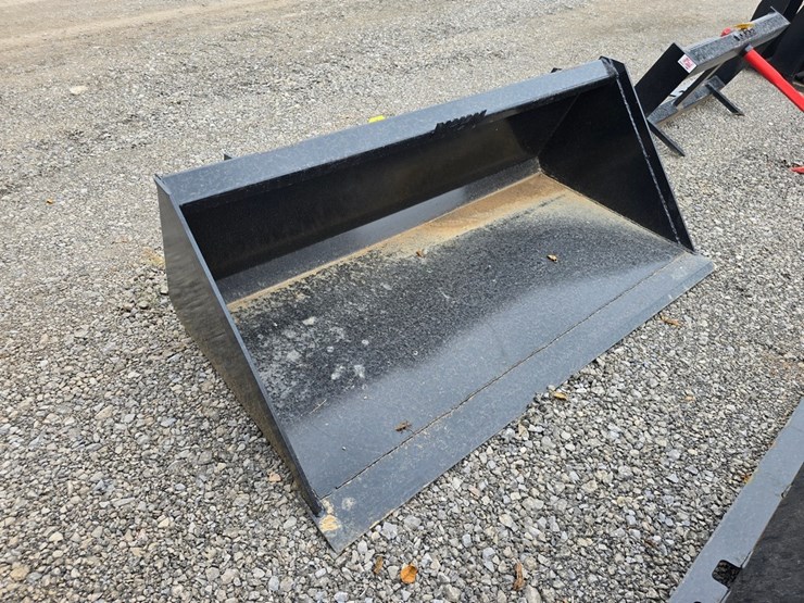 new-swict-60"-skidloader-bucket-image-3