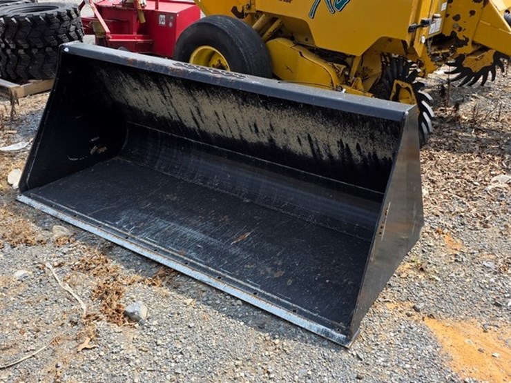 hla-84"-skidloader-material-bucket-(like-new)-image-1