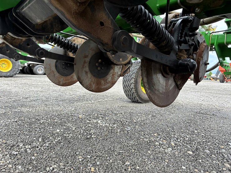 2023-john-deere-2510h-image-30