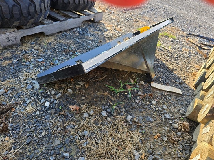 new-kivel-skidloader-hitch-image-3